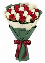Букет Микс из красных и белых роз в Вохме