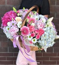 Цветочная композиция из Розы, Хризантемы, Пионы и Лизиантусы в корзине в Вохме