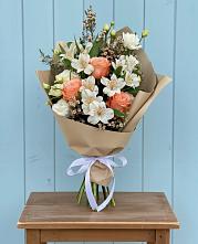 Букет цветов из:  Альстромерии, Лизиантусы, Розы и Хризантемы в Вохме