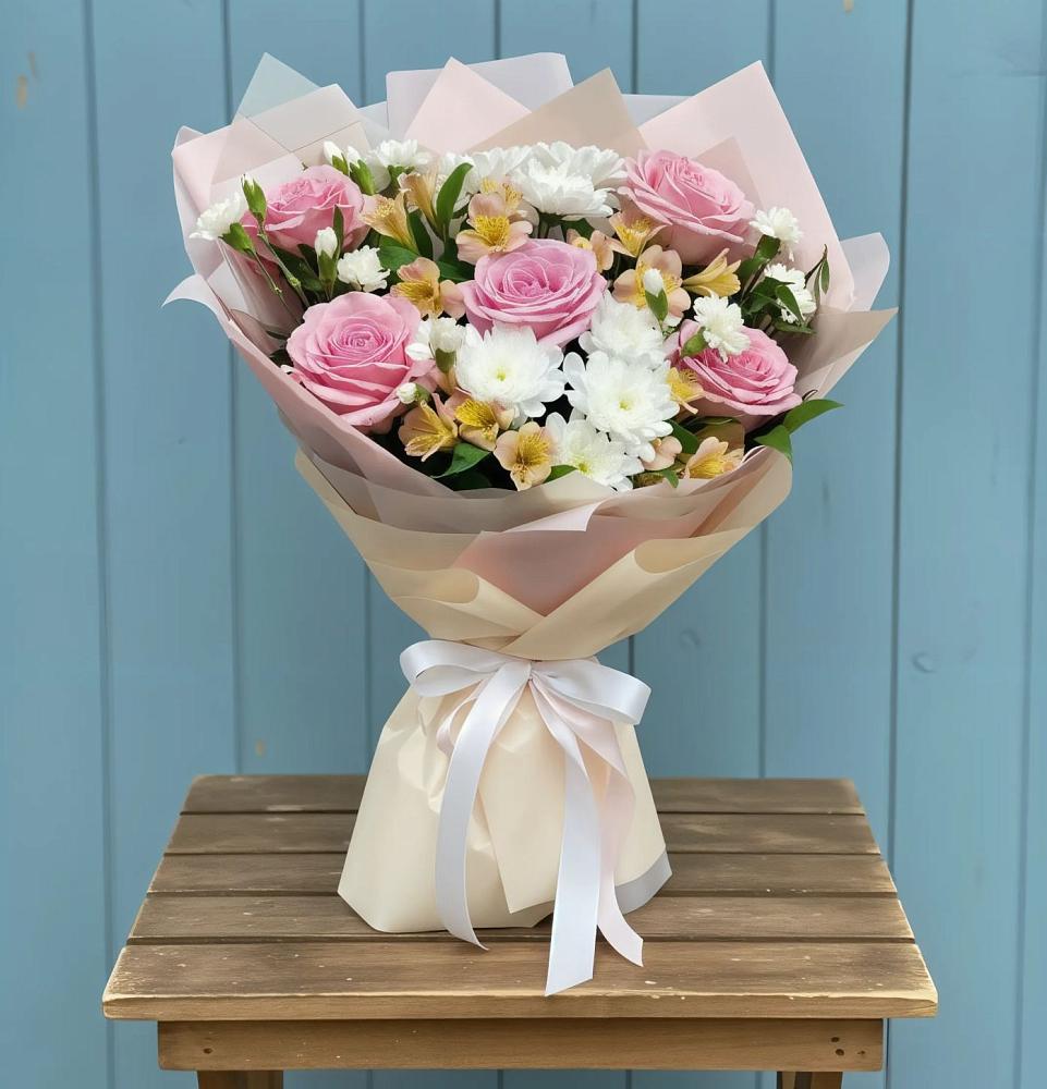 Букет цветов из: Гвоздики, Орхидеи и Розы в Вохме