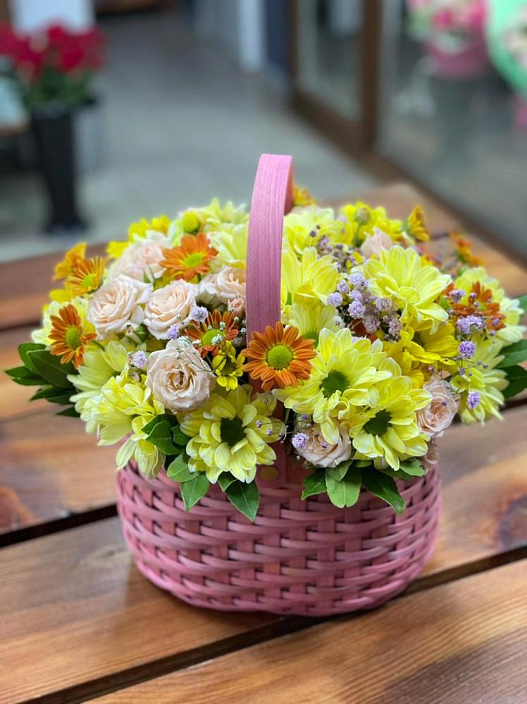 Цветочная композиция из Хризантемы и Розы в корзине в Вохме