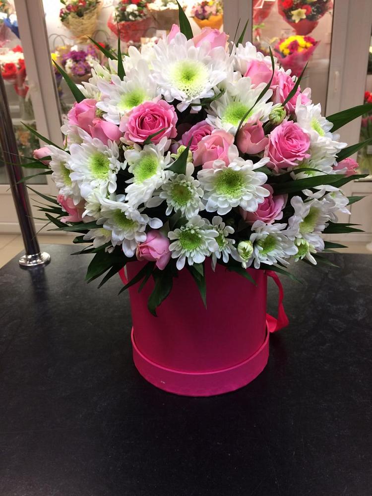 Цветочная композиция из Розы и Хризантемы в шляпной коробке в Вохме