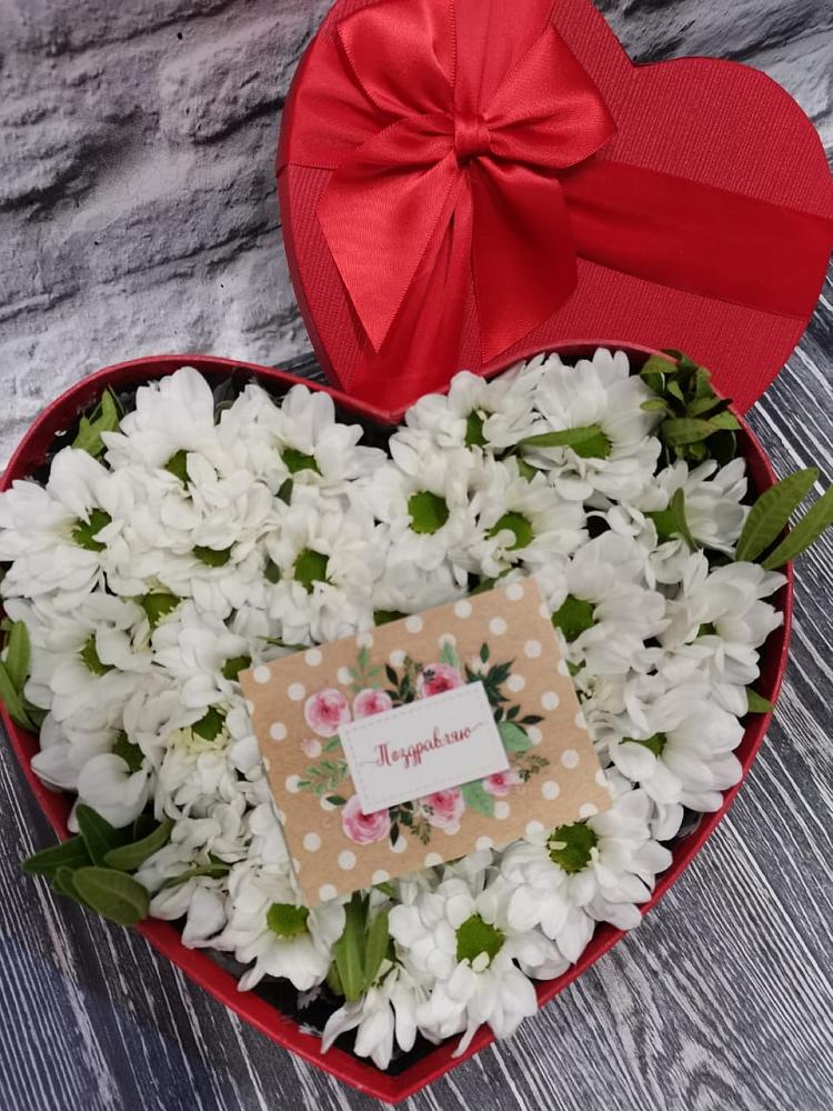 Цветочная композиция из Хризантемы в виде сердца в Вохме