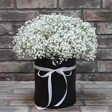 Цветочная композиция из Гипсофила в шляпной коробке в Вохме