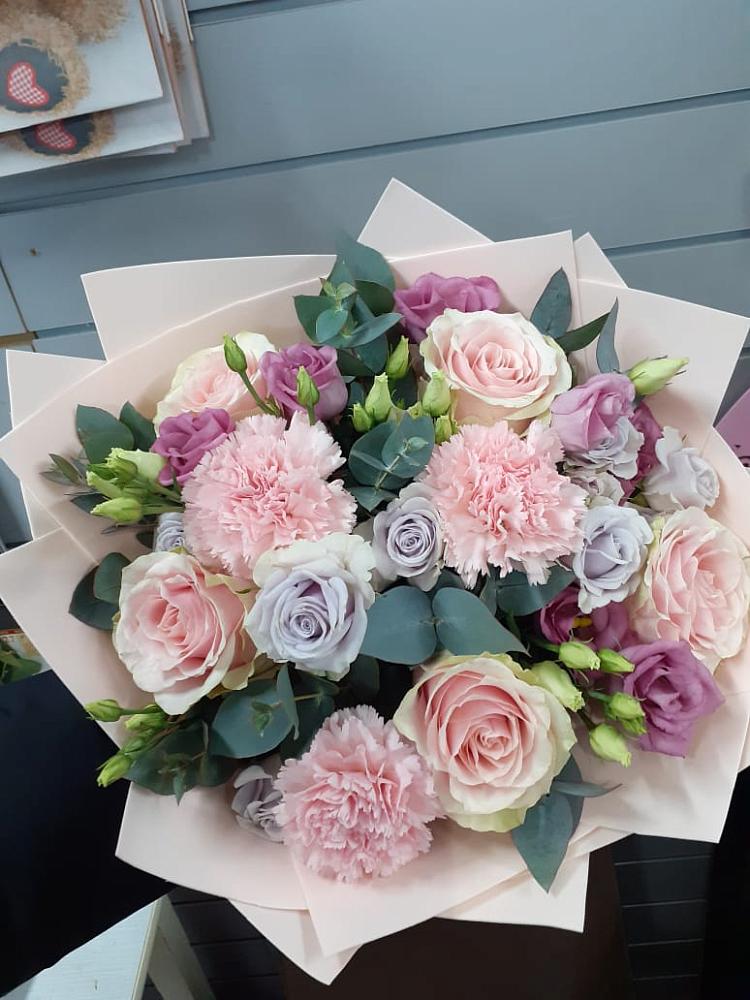 Букет цветов из: Розы, Гвоздики и Лизиантусы в Вохме