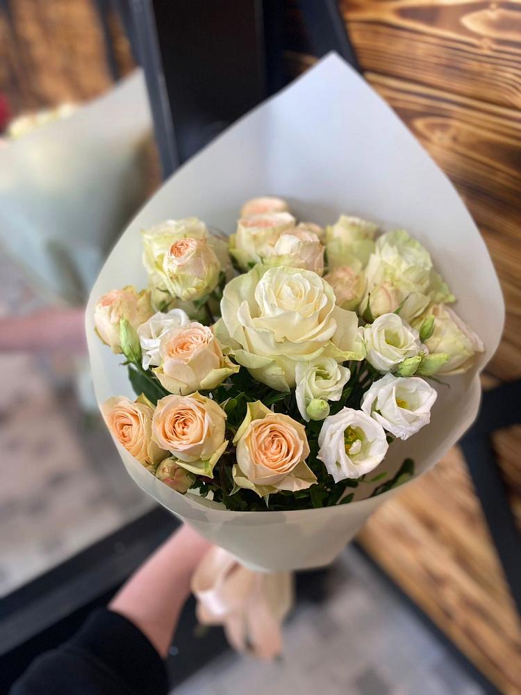 Букет цветов из: Розы и Лизиантусы в Вохме